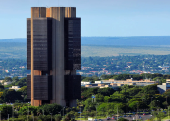 Copom interrompe alta e mantém Selic em 15%