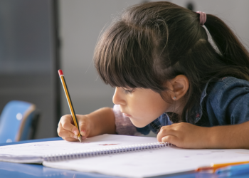 Projeto literário de cooperativa financeira tranforma crianças paranaenses em autoras de livros