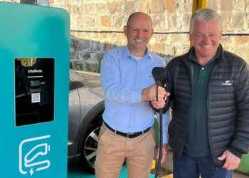 Cooperativa de crédito catarinense inaugura estação de recarga para veículos elétricos