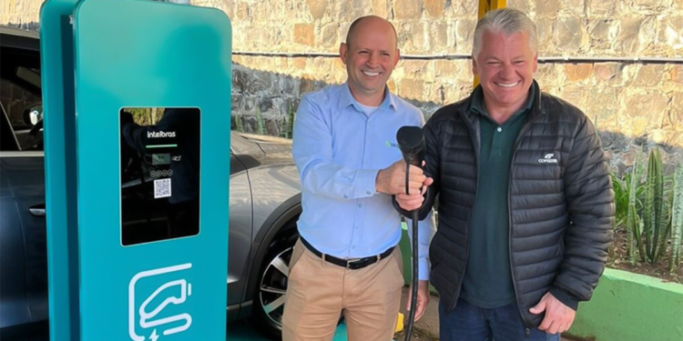Cooperativa de crédito catarinense inaugura estação de recarga para veículos elétricos