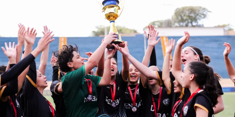 Cooperativa financeira reforça apoio ao esporte feminino e marca presença no Brasileirão 2025