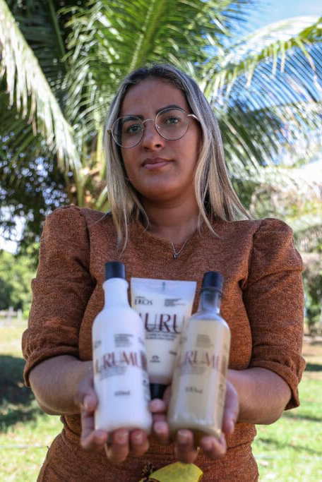 Óleo de murumuru do Acre se firma no mercado nacional ao integrar bioeconomia e força cooperativa 2 Queline