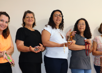 Cooperadas de cooperativa agroindustrial transformam sementes em arte e criam a marca de biojoias