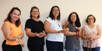 Cooperadas de cooperativa agroindustrial transformam sementes em arte e criam a marca de biojoias