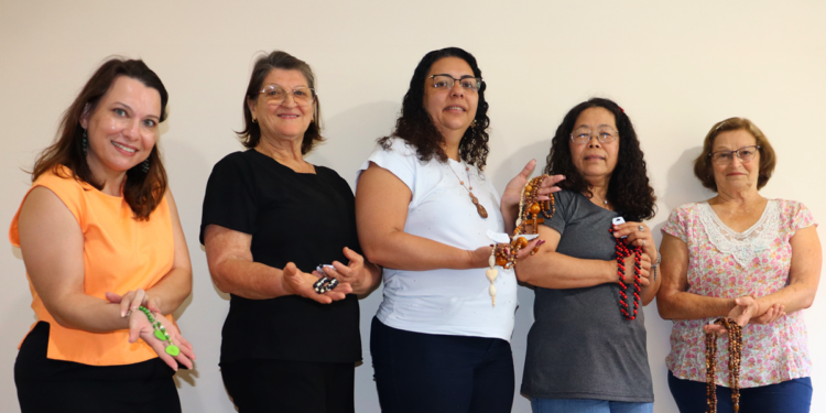 Cooperadas de cooperativa agroindustrial transformam sementes em arte e criam a marca de biojoias