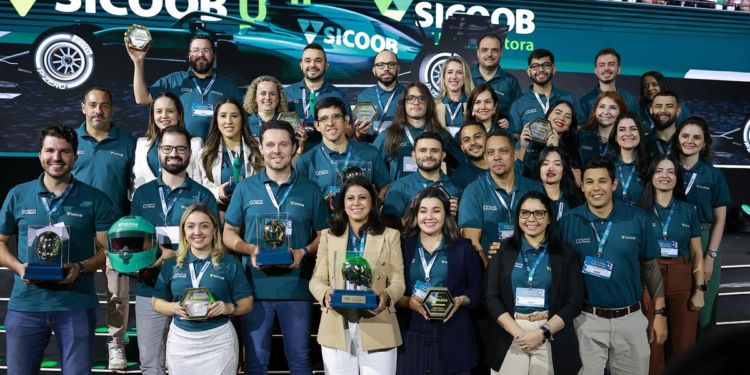 Cooperativa financeira é destaque com onze premiações em evento nacional