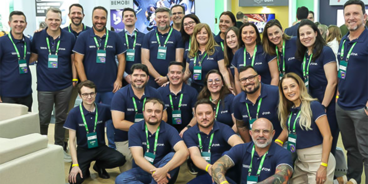 Cooperativa de saúde paranaense apresenta primeiro produto de holding em evento do setor