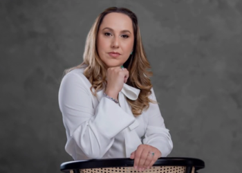 Renata Botega Becker é Psicóloga, Mentora e Palestrante