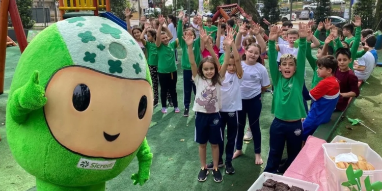 Cooperativa financeira conclui jornada de atividades gamificadas em escolas