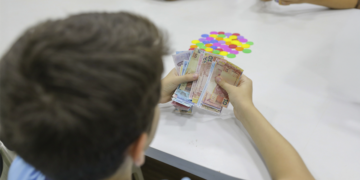 Estudantes paranaenses se formam em programa de educação financeira liderado por cooperativa local