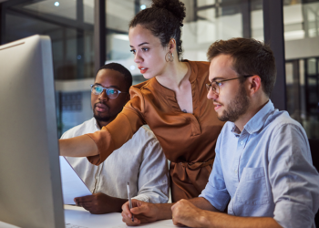 Empresas adotam IA como tutor digital para ampliar acesso à aprendizagem corporativa