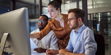 Empresas adotam IA como tutor digital para ampliar acesso à aprendizagem corporativa