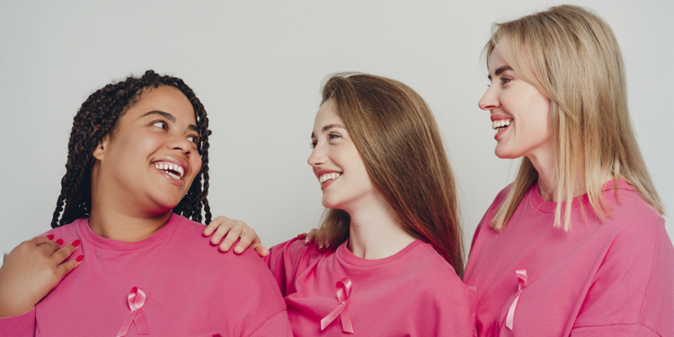 Cooperativa de crédito apoia campanha de prevenção ao câncer de mama com exposição de arte