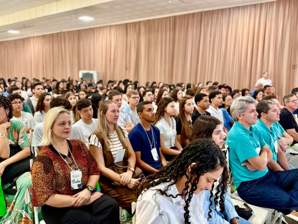 Cooperativa de crédito encerra Projeto +Futuro 2025 com evento que inspira jovens a construir o amanhã 3 Sicoob3 1