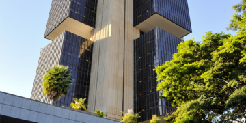 Copom mantém taxa básica de juros em 15% 8 Copom mantém taxa básica de juros em 15%