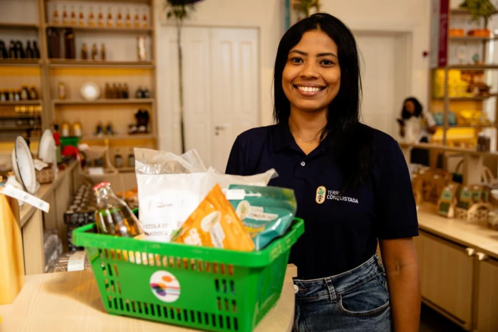 Com maioria feminina, cooperativas combatem a fome e levam comida sem agrotóxicos ao Ceará 3 Carla Braga membro da cooperativa Terra Conquistada copiar