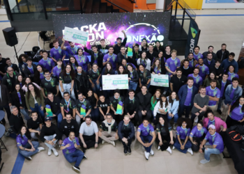 Cooperativa financeira inspira inovação e liderança durante evento para jovens paranaenses