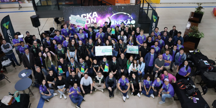 Cooperativa financeira inspira inovação e liderança durante evento para jovens paranaenses