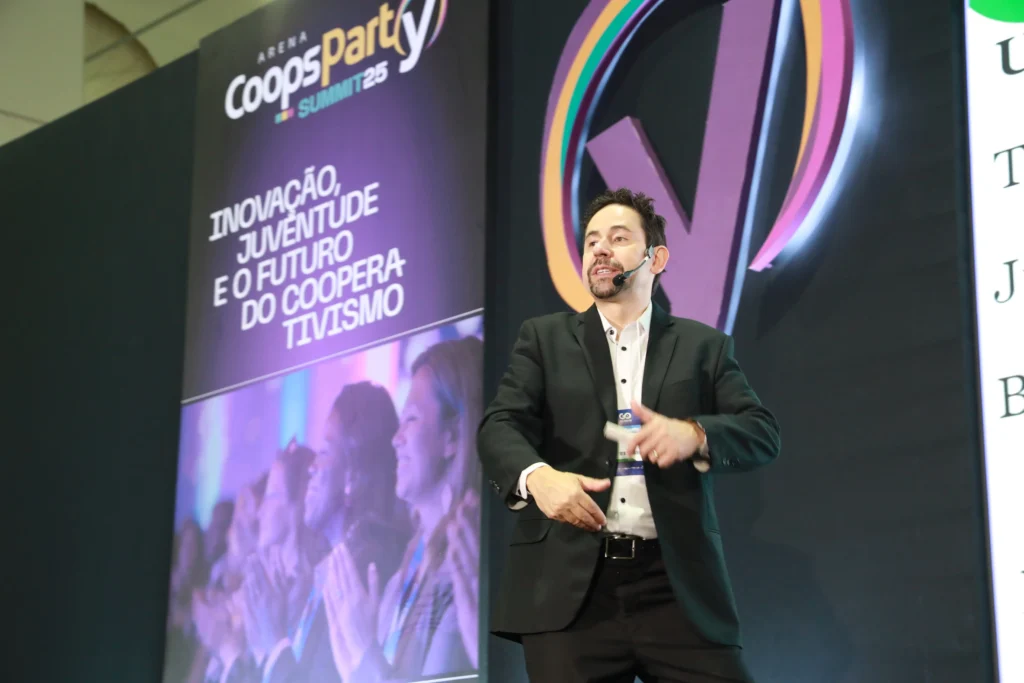 CoopsParty Summit 2025 reúne especialistas e projeta novo ciclo de inovação no cooperativismo 2 LUIS ARTUR