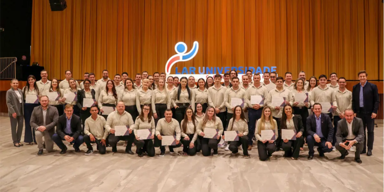 Cooperativa agroindustrial celebra formatura de colaboradores em programa de nutrição animal