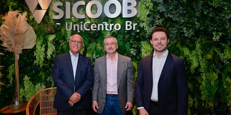 127 Presidente do Conselho de Administração do Sicoob UniCentro Br, Clidenor Gomes Filho (esquerda) e o diretor-presidente da instituição, Diogo Mafia (direita), receberam ex-ministro da Agricultura e CEO do Grupo Cabrera, Antonio Cabrera, para palestra magna, no Agrotalks. Crédito: Cristiano Borges