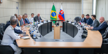 Brasil e Eslovênia firmam acordo de intercâmbio para fortalecer cooperativismo e apicultura