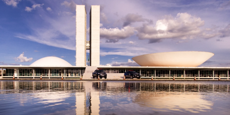 Governo acelera negociação de pauta econômica em meio à crise com Congresso