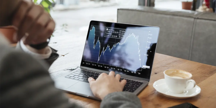 Fitch eleva projeções do PIB global e dos EUA com impulso da IA