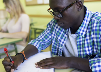 Cooperativa financeira forma 48 imigrantes em cursos de português em parceria com faculdade local