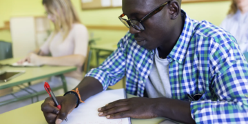 Cooperativa financeira forma 48 imigrantes em cursos de português em parceria com faculdade local