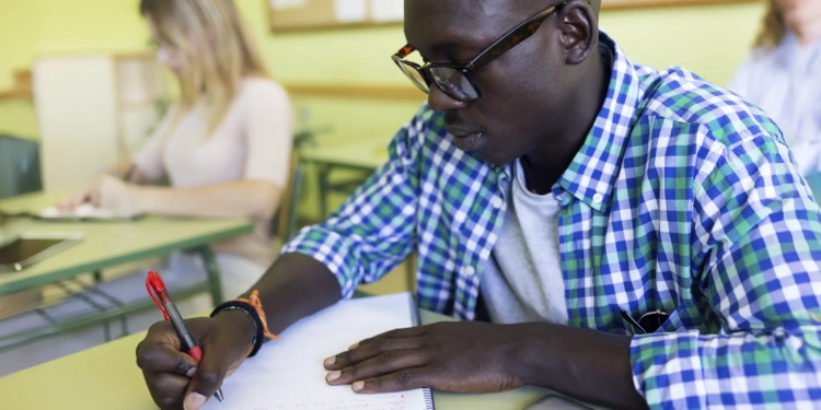 Cooperativa financeira forma 48 imigrantes em cursos de português em parceria com faculdade local