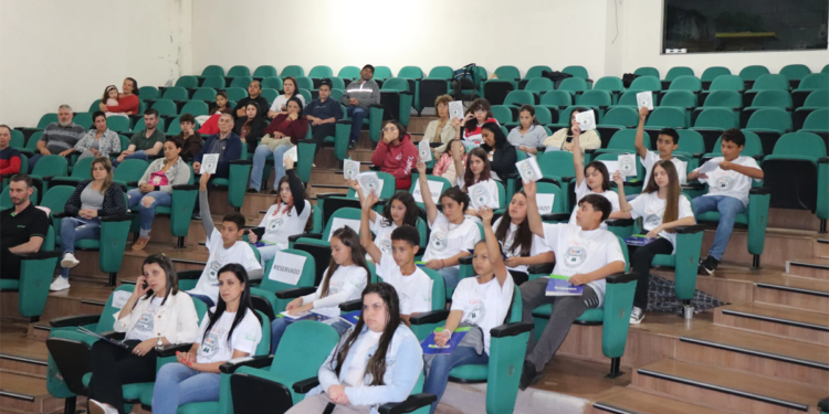 Cooperativa de crédito forma novos jovens líderes com apoio à fundação de cooperativas escolares