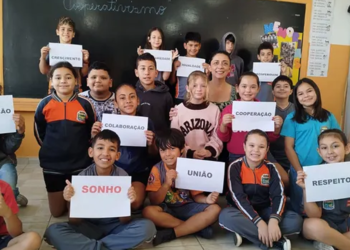 Escola promove aprendizado prático sobre cooperativismo com apoio de cooperativa paranaense