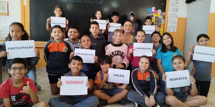 Escola promove aprendizado prático sobre cooperativismo com apoio de cooperativa paranaense