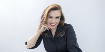 A Vantagem de Ser Humano na Era das Máquinas - Tatiany Melecchi é CEO da Consultoria Transforma People & Performance 9 Tatiany Melecchi é CEO da Consultoria Transforma People & Performance