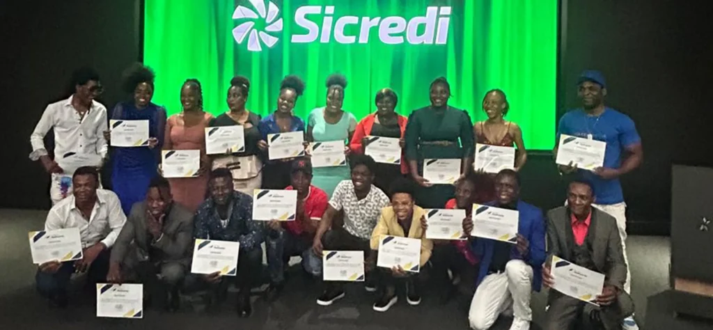 media coop filer public thumbnails filer public 2025 12 16 sicredi entrega certificados do curso de alfabetizacao de lingua portuguesa para estrangeiros.jpg 2747x1271 subsampling 2 1