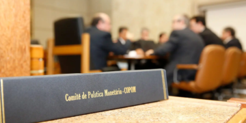 Banco Central mantém taxa básica de juros em 15% ao ano 8 Banco Central mantém taxa básica de juros em 15% ao ano