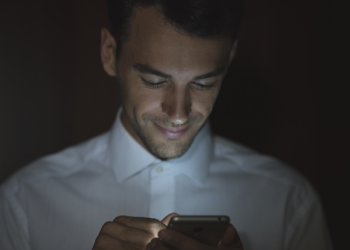 Especialistas alertam para golpes que usam perfis falsos de famosos nas redes