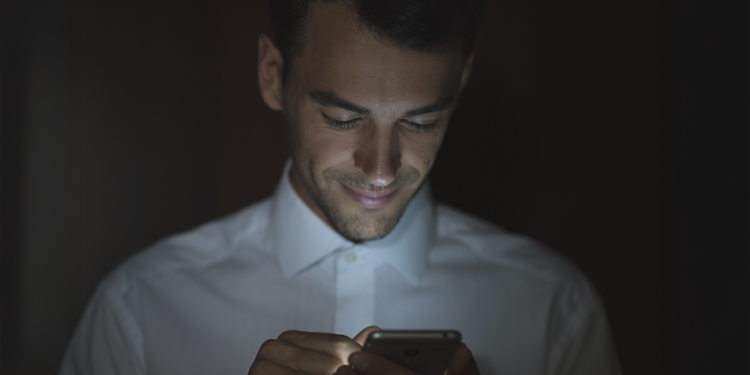 Especialistas alertam para golpes que usam perfis falsos de famosos nas redes