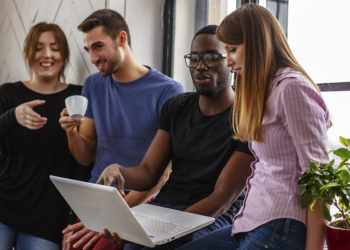 Geração Z adota estratégia de ir ao escritório apenas para encontros rápidos