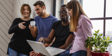 Geração Z adota estratégia de ir ao escritório apenas para encontros rápidos