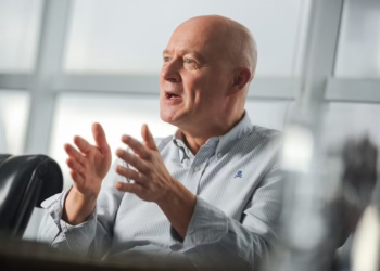 "Quando converso com outros CEOs, todos parecem estar na mesma página, usando IA para substituir tarefas, não empregos" - Nicholas Kirk é CEO da Michael Page 3 Nicholas Kirk é CEO da Michael Page