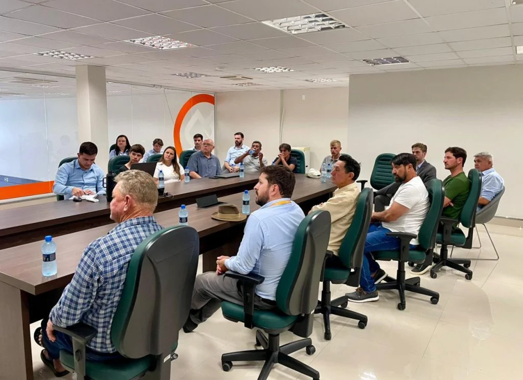 Cooperativa financeira fortalece sustentabilidade no campo com projetos de remoção de carbono 4 Projeto visita cooperados para desenvolvimento de sustentabilidade 8 1024x745 1