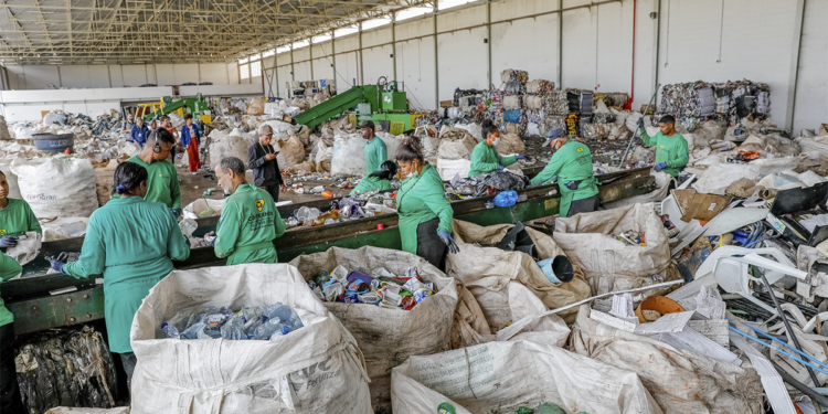 Cooperativas de reciclagem retiram 6 mil toneladas de lixo de aterro em cidade paulista 1 Cooperativas de reciclagem retiram 6 mil toneladas de lixo de aterro em cidade paulista