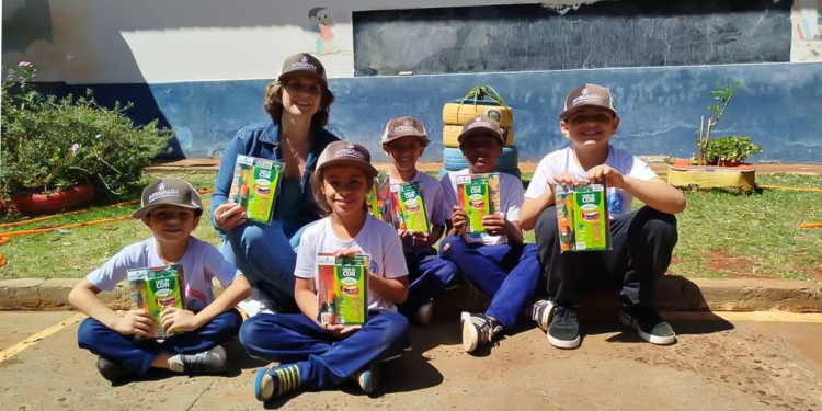 Livro escrito por 25 crianças vira referência para cooperativa no Norte Pioneiro (PR)