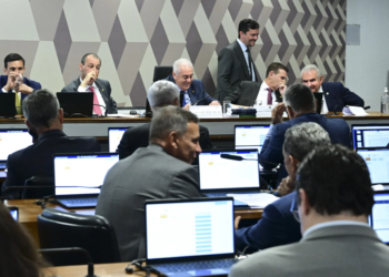 PEC do fim da escala 6x1 começa a tramitar na CCJ da Câmara