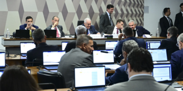PEC do fim da escala 6x1 começa a tramitar na CCJ da Câmara