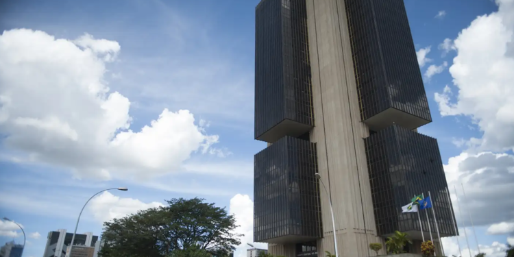 BC deve manter Selic, mas 3 fatores abrem espaço para queda em março