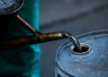 Petróleo dispara e bolsas recuam com tensão no Oriente Médio