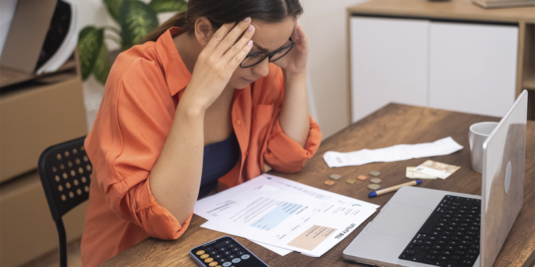 Estudo relaciona falta de planejamento financeiro ao aumento do estresse entre brasileiros